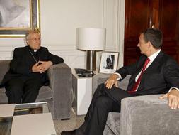 El presidente del Gobierno, José Luis Rodríguez Zapatero (d) y el presidente de la Conferencia Episcopal Española, Antonio María Rouco Varela, en un momento de su entrevista en La Moncloa. /EFE