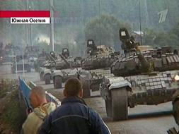 Imagen de la televisión rusa que muestra a los tanques georgianos tomando las calles de la capital osetia. /AP