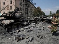 Tanques georgianos destruidos llenan las calles de Tsjinvali, la capital de Osetia del Sur. /EFE