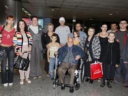 Algunos de los españoles que han llegado a Madrid procedentes de París tras ser evacuados de Georgia a bordo de dos aviones fletados por Francia con ciudadanos de diversas nacionalidades. /EFE