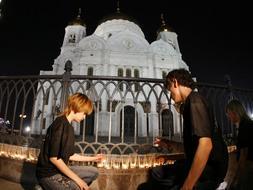 Cientos de personas homenajean a las víctimas del enfretamiento entre Georgia y Osetia del Sur./EFE