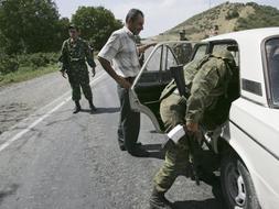 Control militar ruso en la carretera entre Gori y Tiflis, pleno territorio georgiano. /AP