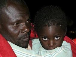 Una de las menores que llegó a última hora de ayer a Motril. /EFE