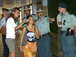 Los primeros familiares de las víctimas han comenzado a llegar a Barajas muy poco después del accidente. /EFE