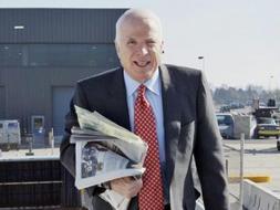 El candidato republicano, Jhon McCain, supera en cinco puntos la intención de voto de los americanos a tres meses de las elecciones presidenciales./ EFE