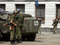 Fuerzas rusas pacificadoras replegadas a la base de Teklati, cerca de Poti en Georgia occidental. /AFP