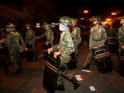 Soldados del ejército tailandés toman posiciones entre manifestantes a favor y en contra del gobierno en el exterior del Palacio de Gobierno en Bangkok, Tailandia. /EFE