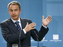 El presidente Zapatero, en la rueda de prensa que ha ofrecido en La Moncloa tras reunirse con el secretario general de la ONU, Ban Ki Moon. /EFE