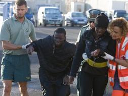 Facultativos de los servicios de emergencias asisten a los supervivientes del cayuco que ha arribado a Gran Canaria. /EFE