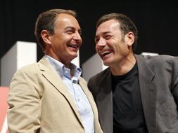 Zapatero ríe junto a Tomás Gómez. /EFE