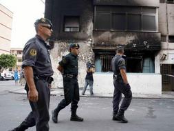 Miembros de la Guardia Civil vigilan la barriada de las 200 viviendas de la localidad almeriense de Roquetas de Mar, tras los incidentes del sábado en el que murío un joven senegalés. /EFE
