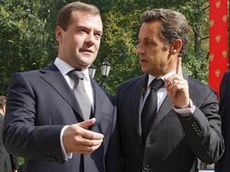 El presidente ruso, Dmitry Medvédev (i), da la bienvenida a su homólogo francés, Nicolas Sarkozy, antes de su reunión en la residencia Meien Dorf, a las afueras de Moscú, Rusia. /EFE