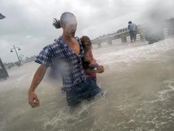 Aunque se debilitó a categoría 1 tras su llegada a la isla, el ciclón ha dejado hasta el momento cuatro muertos, que hay que sumar a los 66 de Haití. /EFE