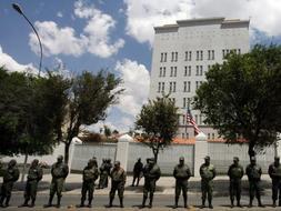 Policías antidisturbios bolivianos delante de la embajada estadounidense en la capital boliviana, La Paz. /REUTERS