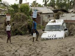Toda una foto simbólica: el coche de Naciones Unidas, embarrancado entre el barro de la ciudad haitiana de Gonaives. /REUTERS