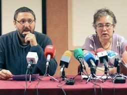 La representante de ANV, Arantza Urkaregi, junto al dirigente de la izquierda abertzale, Txelui Moreno, en un momento de la conferencia de prensa que ofrecieron hoy en San Sebastián. /EFE