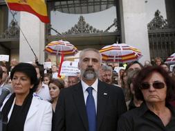La vicepresidenta del Foro de Ermua, Inma Castilla de Cortazar, junto al presidente de la Asociación Víctimas del Terrorismo (AVT), Juan Antonio García, en la concentración convocada por el Foro de Ermua, junto a la AVT y COVITE, en solidaridad con las víctimas del terrorismo en Madrid./ EFE