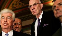 El Senador demócrata Christopher Dodd comparece tras la reunión bipartidista con el republicano Christopher Dodd, ante la atenta mirada de sus colegas Charles Schumer y Jack Reed./ AFP