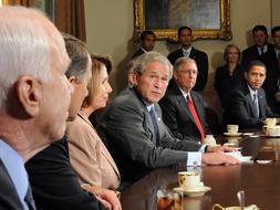 El presidente de los Estados Unidos, George W. Bush se reúne con los candidatos presidenciales, John McCain y Barack Obama, así como con líderes del congreso de su país. /AFP