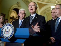 El presidente del Comité Bancario, Christopher Dodd (C), el líder de la mayoría del senado Harry Reid; el senador republicano por Nueva Hampshire Judd Gregg, y el líder republicano Mitch McConell (D), se pronuncian en el Capitolio de EEUU. /EFE