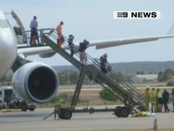 Los pasajeros del vuelo de la aerolínea Qantas desembarcan en Learmonth, al oeste de Australia, tras el aterrizaje de emergencia. /REUTERS