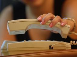 El teléfono se pondrá en funcionamiento el año que viene. /Archivo