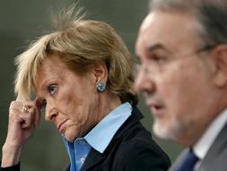 Los vicepresidentes primero y segundo del Gobierno, María Teresa Fernández de la Vega y Pedro Solbes, respectivamente, durante la rueda de prensa que han ofrecido al término de la reunión del Consejo de Ministros. /Efe