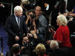 Los participantes en un mitin republicano abuchean a McCain por defender a Obama