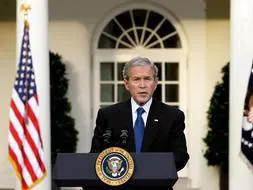 Bush comparece ante los medios de comunicación en los jardines de la Rosaleda en la Casa Blanca. /AFP