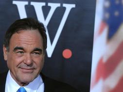 El director Oliver Stone, surante la presentación de la película 'W' que narra la trayectoria política y personal de George W. Bush./ Efe