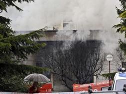 El incendio en la zona donde estalló el coche-bomba calcinó varios vehículos y la fachada del edificio. /EFE