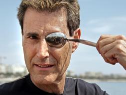 Uri Geller quiere contactar con los extraterrestres a través de la TV