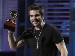 El colombiano Juanes, recoge uno de sus Grammy Latino /Ap
