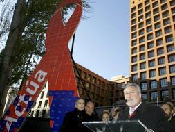 El ministro de Sanidad presenta la campaña para el Día Mundial contra el SIDA frente al Ministerio de Sanidad./ Efe