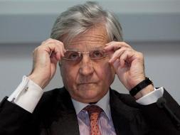 El presidente del Banco Central Europeo (BCE), Jean-Claude Trichet, durante la rueda de prensa ofrecida en Bruselas, Bélgica para explicar el histórico recorte de tipos. /Efe