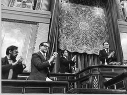 La mesa del Congreso de los Diputados aplaude poco después de que el presidente, Fernando Álvarez de Miranda, declarase aprobado el proyecto constitucional./Archivo