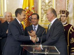El Rey saluda al líder del Ejecutivo, José Luis Rodríguez Zapatero, ante el anfitrión y presidente del Congreso, José Bono. /Efe
