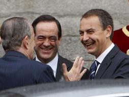 José Luis Rodríguez Zapatero, junto a José Bono, recibe al ex presidente de las Cortes Landelino Lavilla. /Efe