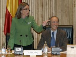 La ministra Chacón junto al presidente de la Comisión de Defensa, Ciprá Ciscar. /Efe