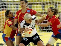 La alemana Anja Athausr intenta marcar un tanto entre las españolas Elisabeth Chávez Hernández, Andrea Barno San Martín y Marta Mangue durante el partido de semifinales./ Efe