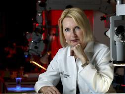 Imagen de archivo de la cirujana de la clínica Cleveland, Maria Siemionow, que ha  dirigido al equipo que ha realizado la primera reconstrucción facial completa que se hace en este país. / Archivo