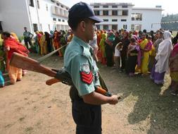 Un policía custodia un colegio electoral en Dhaka. / Ap