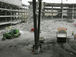 La explosión fue de tal magnitud que sólo nueve meses después, el 20 de septiembre de 2007, pudo ponerse de nuevo en servicio el módulo D del edifico de aparcamientos de la T-4. /Archivo