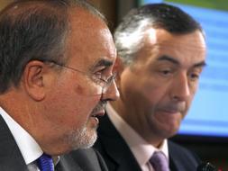 Solbes, con el secretario de Estado de Hacienda y Presupuestos, Carlos Ocaña, durante la presentación de la propuesta del Gobierno de reforma del sistema de financiación autonómica. / Efe