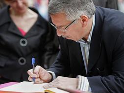 El periodista Gorka Landaburu sufrió mutilaciones en una mano por la explosión de una bomba. / Archivo