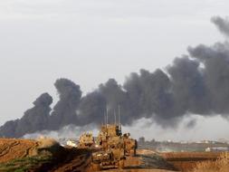 Fila de tanques israelíes por la Franja de Gaza. / Reuters