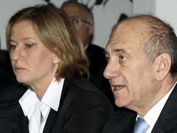 Ehud Olmert, aún primer ministro israelí, junto a la titular de Asuntos Exteriores, Tzipi Livni. / Reuters