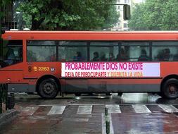 Ateos de Madrid solicitan espacios en dos autobuses para lucir mensajes en contra de la existencia de Dios