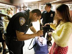 El 10% de los puestos de trabajo que promete Obama "son principalmente empleos públicos que salvaremos, como los maestros, policías, bomberos y otros", afirma. / Archivo