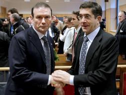 El lehendakari, Juan José Ibarretxe, y el secretario general del PSE-EE, Patxi López, se felicitan tras quedar archivada la causa contra ellos. / Efe